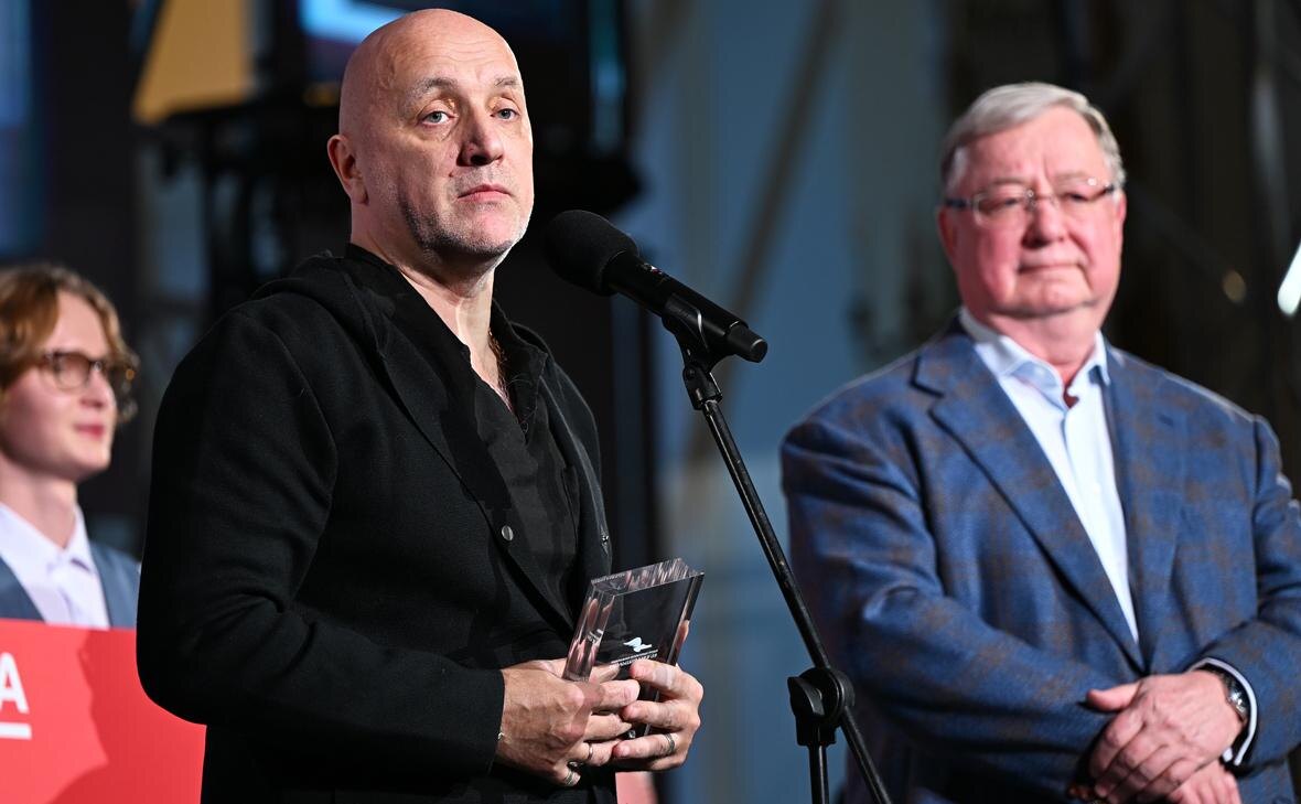 с Сергеем Степашиным, который является сопредседателем премии "Слова" / rbc.ru