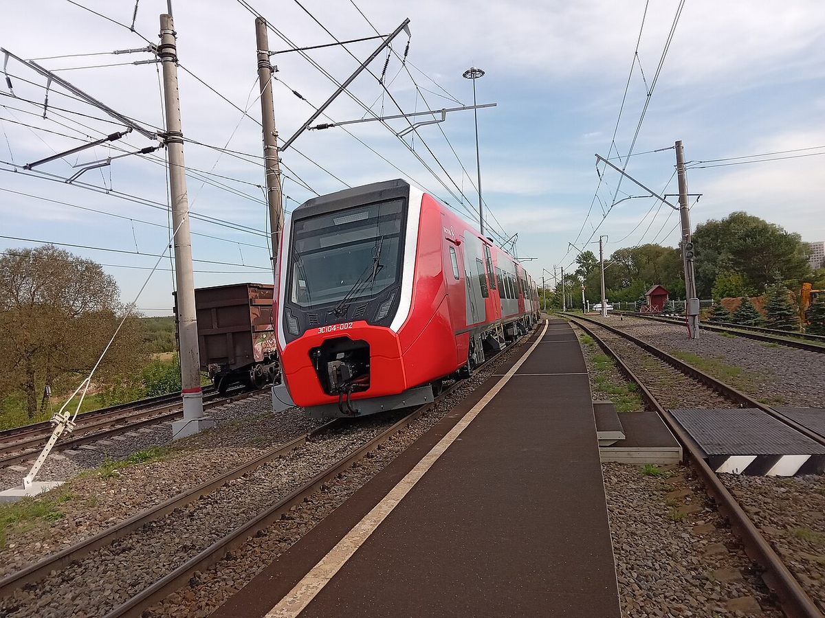 Электропоезд ЭС104-002 на испытаниях (экспериментальное кольцо ВНИИЖТ). Источник фото: ru.wikipedia.org Авторство: Белов А.В.. Собственная работа, CC BY-SA 4.0, https://commons.wikimedia.org/w/index.php?curid=137751663