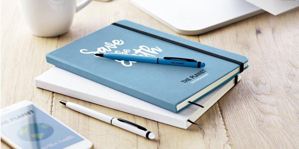 Если в декабре итоги года вызывают тревогу, стыд или раздражение — с вами всё в порядке. Разбираемся, почему так происходит и как снизить это давление.