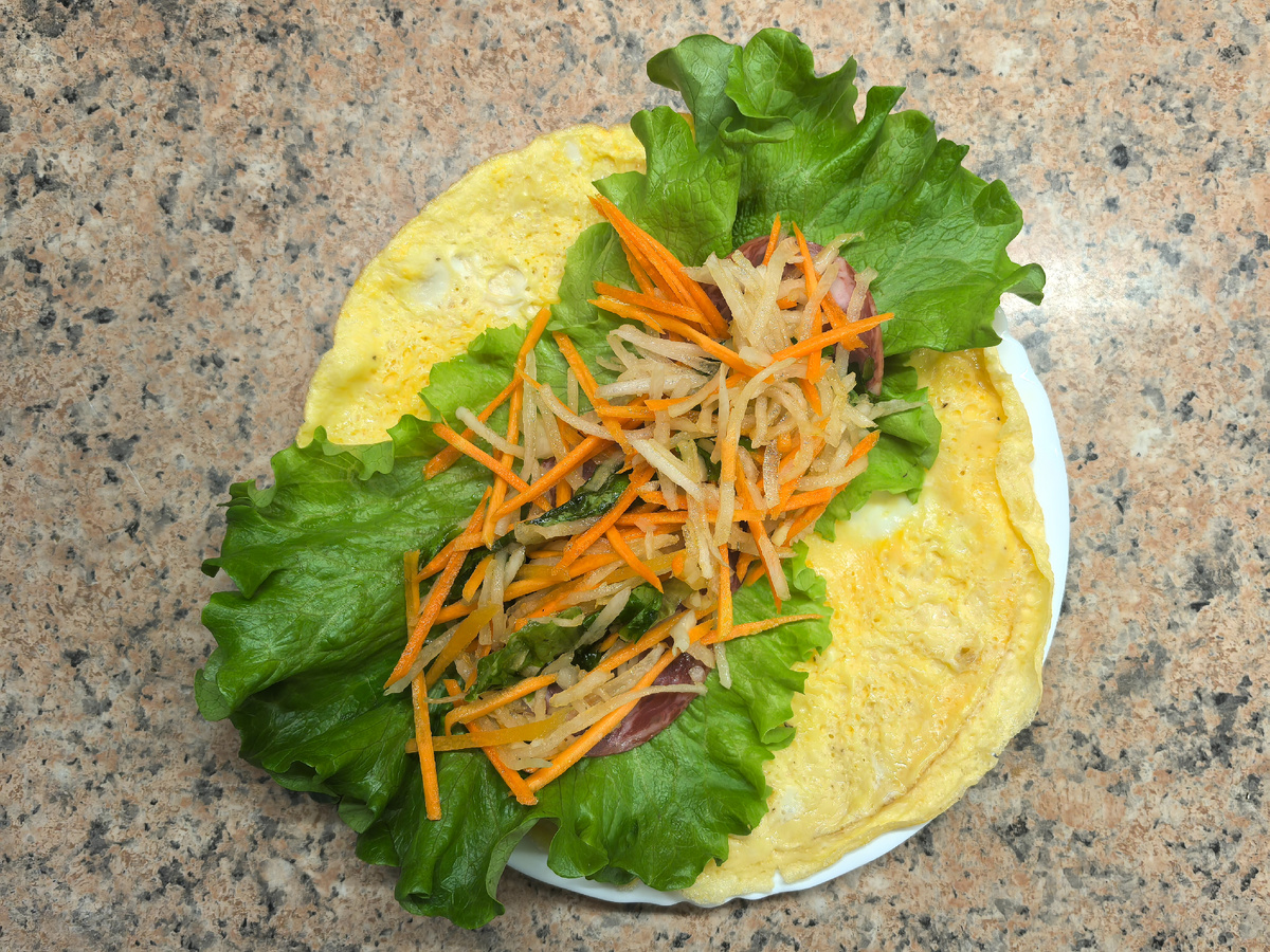 Рулет-омлет с зеленью, колбасой и овощами