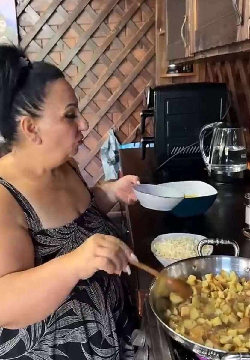 Аруся делает омлет