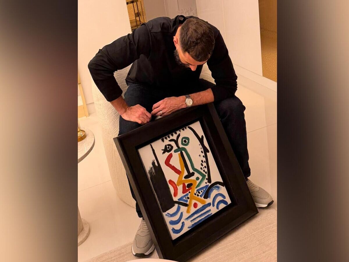    Карим Бензема с картиной Пабло Пикассо "Портрет бородатого мужчины" | © Фото : соцсети спортсмена