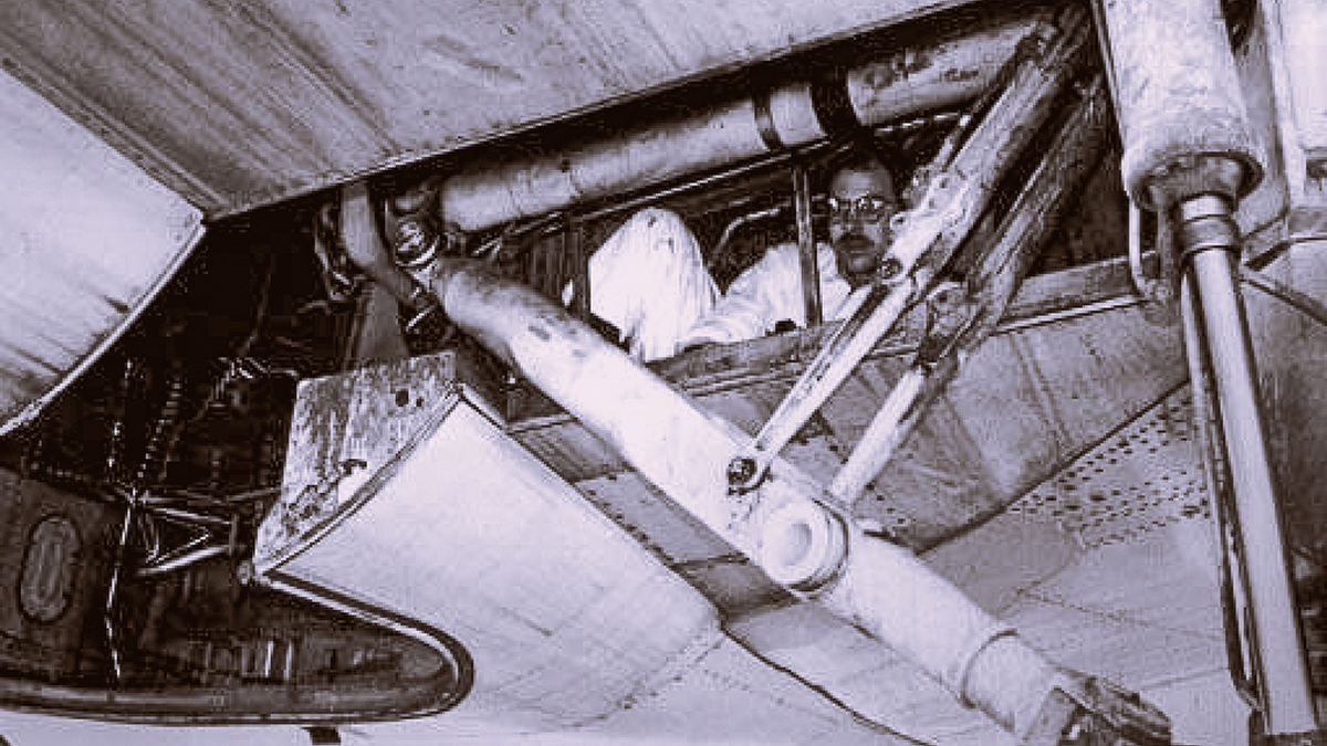 Пример использования пространства для безбилетного пассажира в нише шасси самолета DC-8