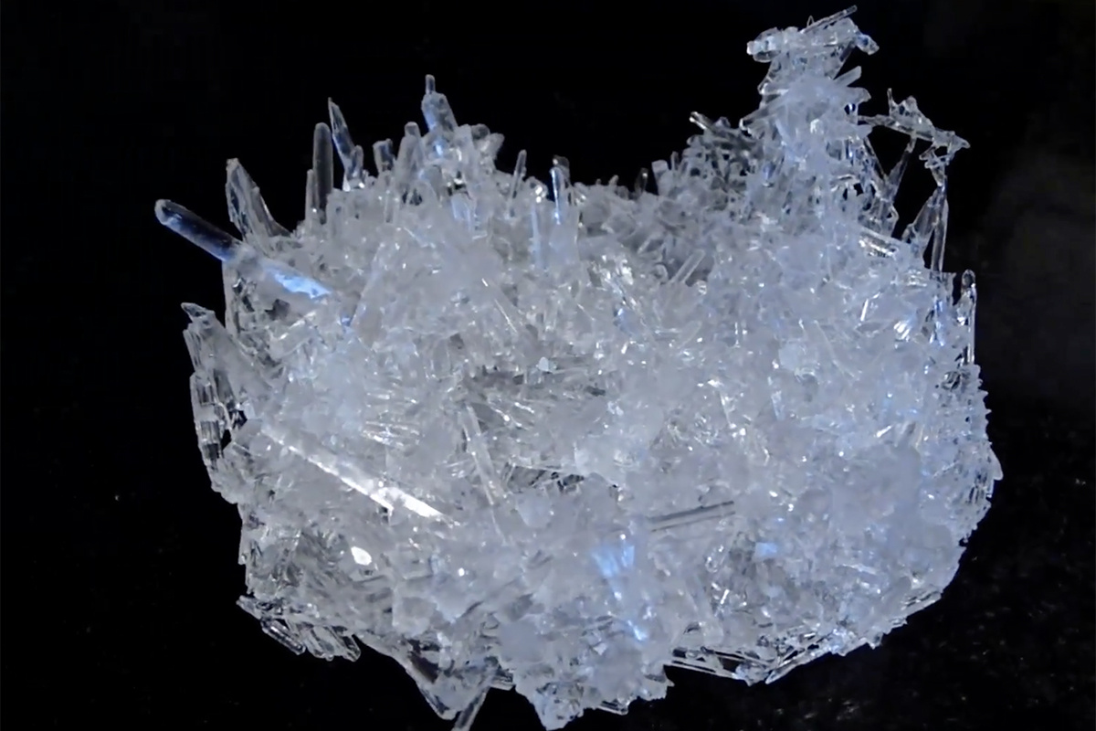 ake Popek / Shutterstock / FOTODOM📷В природе соль появляется от медленного испарения и высыхания замкнутых водоемов с соленой водой