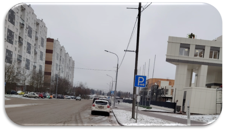 ЗЕЛЕНОГРАДСКИЙ РОДДОМ И ПЛАТНЫЕ СТОЯНКИ С ОБОИХ СТОРОН ДОРОГИ. Изображение взято из открытых источников в интернете.