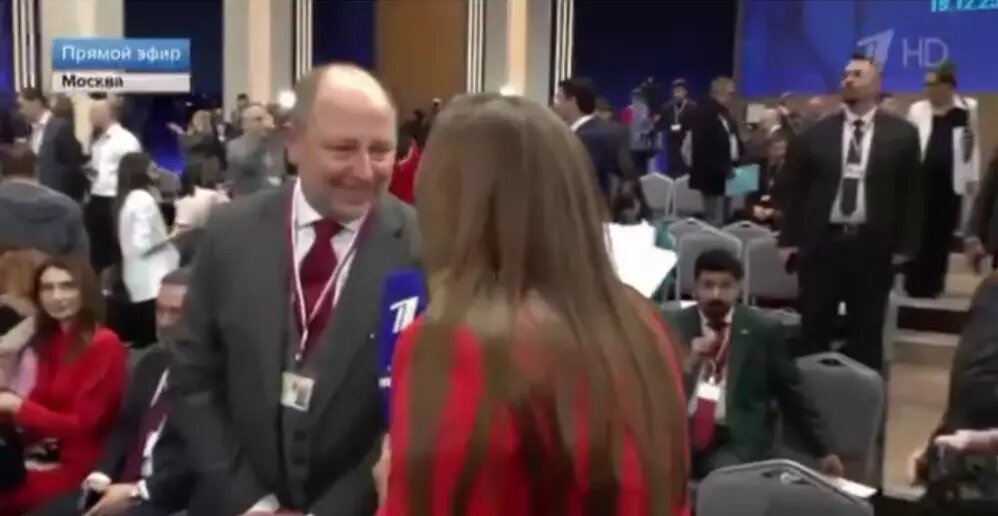    Журналист берет интервью у Сергея Зенина. Фото: стоп-кадр эфира