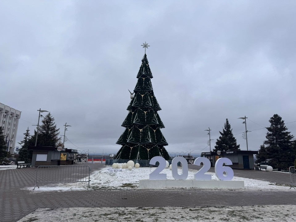    На Самарской площади стоит высокая праздничная ёлка Анастасия СЕМДЯНОВА