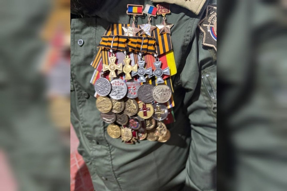    Екатерина попросила сделать фото с «героями», а потом поинтересовалась об их подвигах и наличии документов к наградам. Фото: https://t.me/geroi_samara