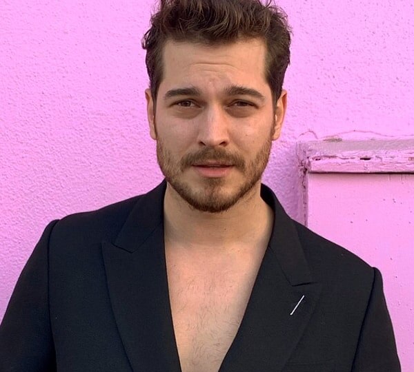 Чагатай Улусой уходит на пике? Почему самый дорогой актер Турции бросил гонорар в 3,5 млн лир ради тишины в Геджеке