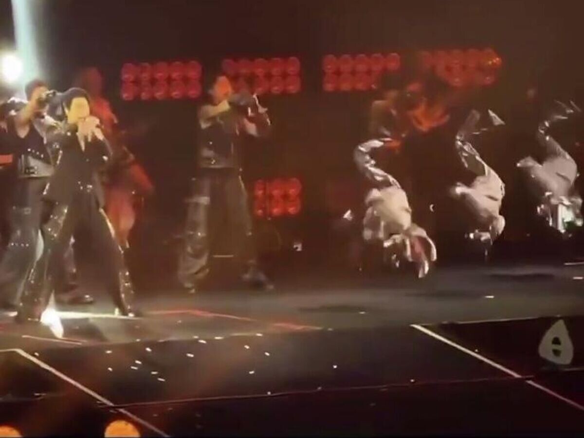    Человекоподобные роботы G1 китайской компании Unitree Robotics во время выступления на концерте певца Ван Лихуна исполнили синхронное сальто вперед | © Кадр видео из соцсетей