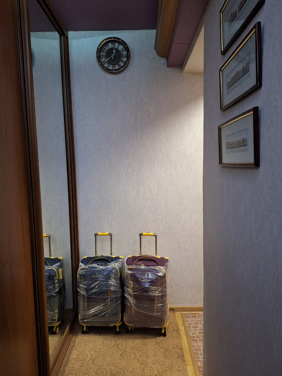 Мы на самолёт, на Победу. 10 кг только можно провезти на человека. У нас чемоданы, каждый вышел 9,3 кг. Ну и сумки в руках. Чемоданы лучше защитить плёнкой, а то с каждым перелётом они хуже и хуже к нам возвращаются. Края ободраны, грязные,... Эти ещё новенькие, пусть подольше послужат 