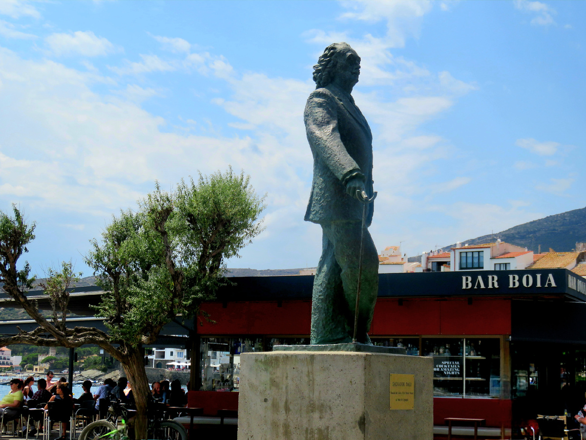 Памятник Сальвадора Дали в Порт‑Льигате Испании. Фото автора статьи.