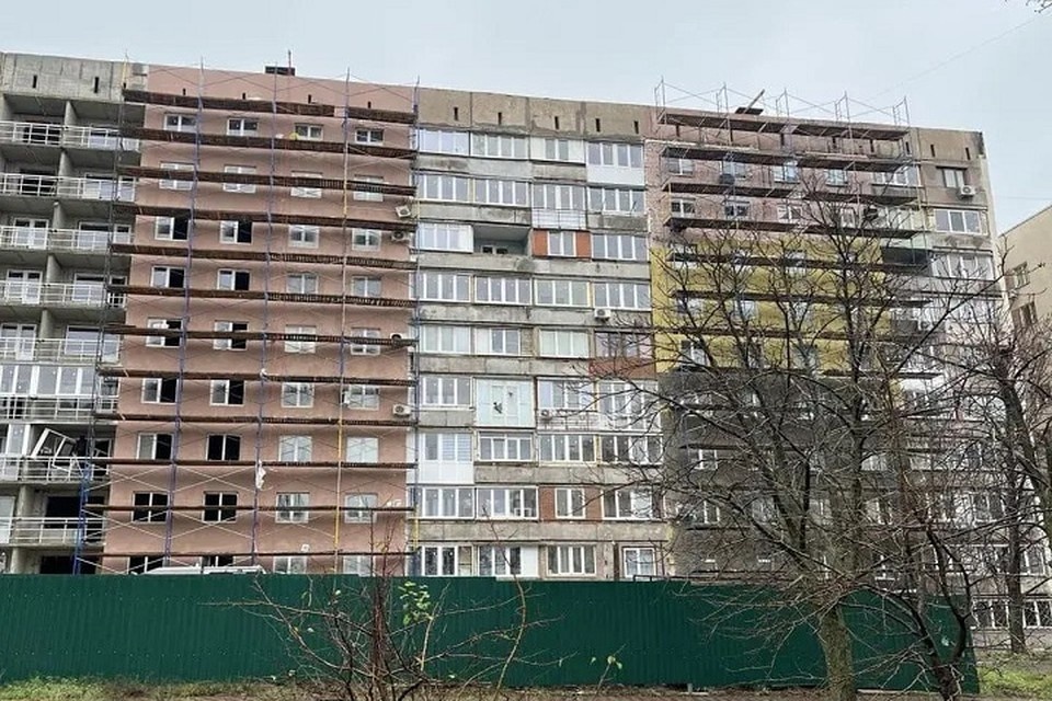    Петербургские строители восстанавливают дом на проспекте Ленина в Мариуполе. Фото: АГО Мариуполь