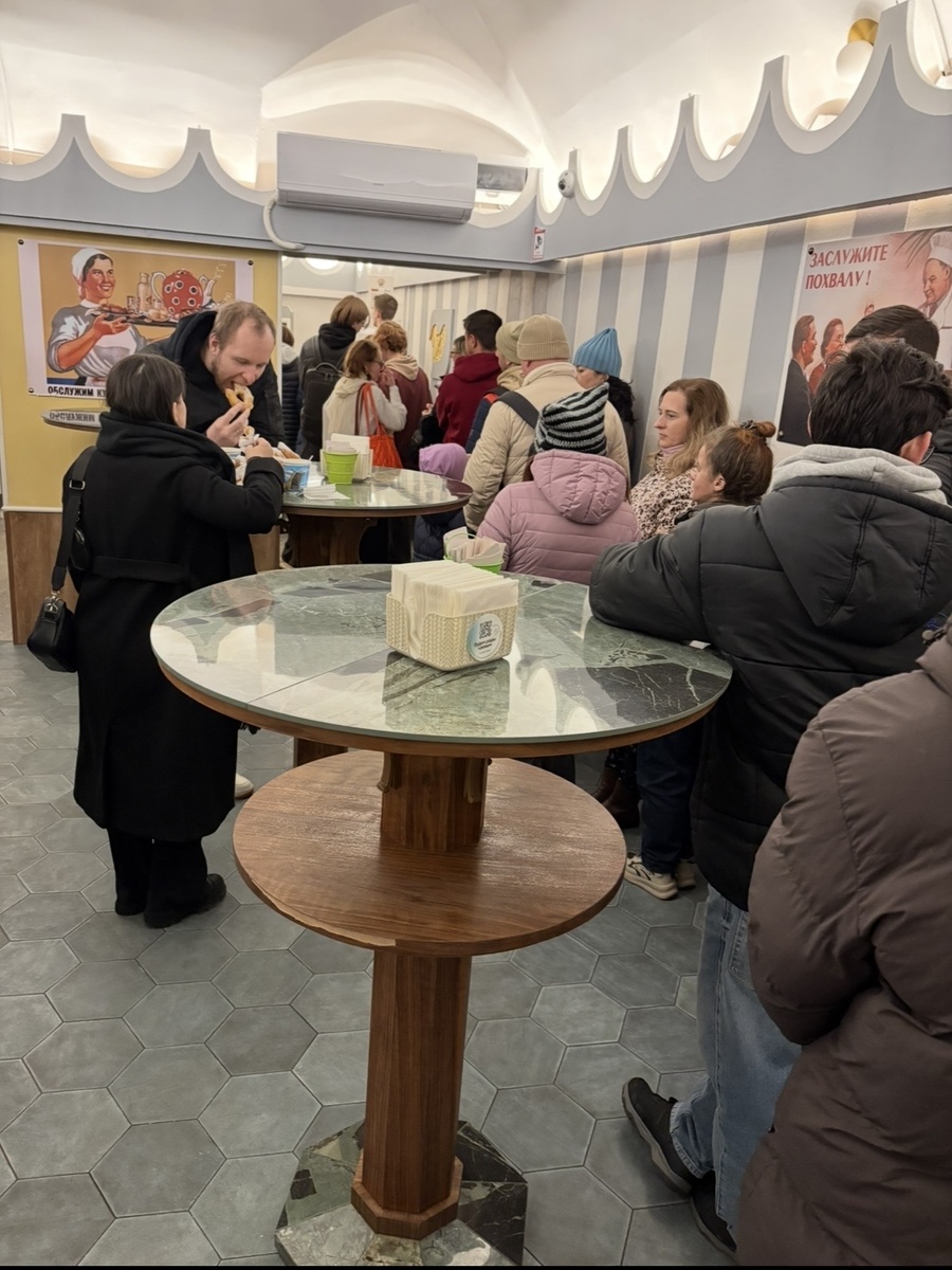 В очереди стоишь и смотришь как другие уже уплетают пышки