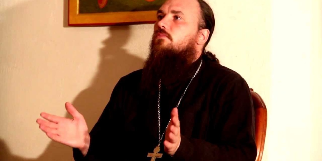 Можно ли молиться про себя, если вокруг неверующие? Услышит ли Бог такую молитву. Священник Максим Каскун.