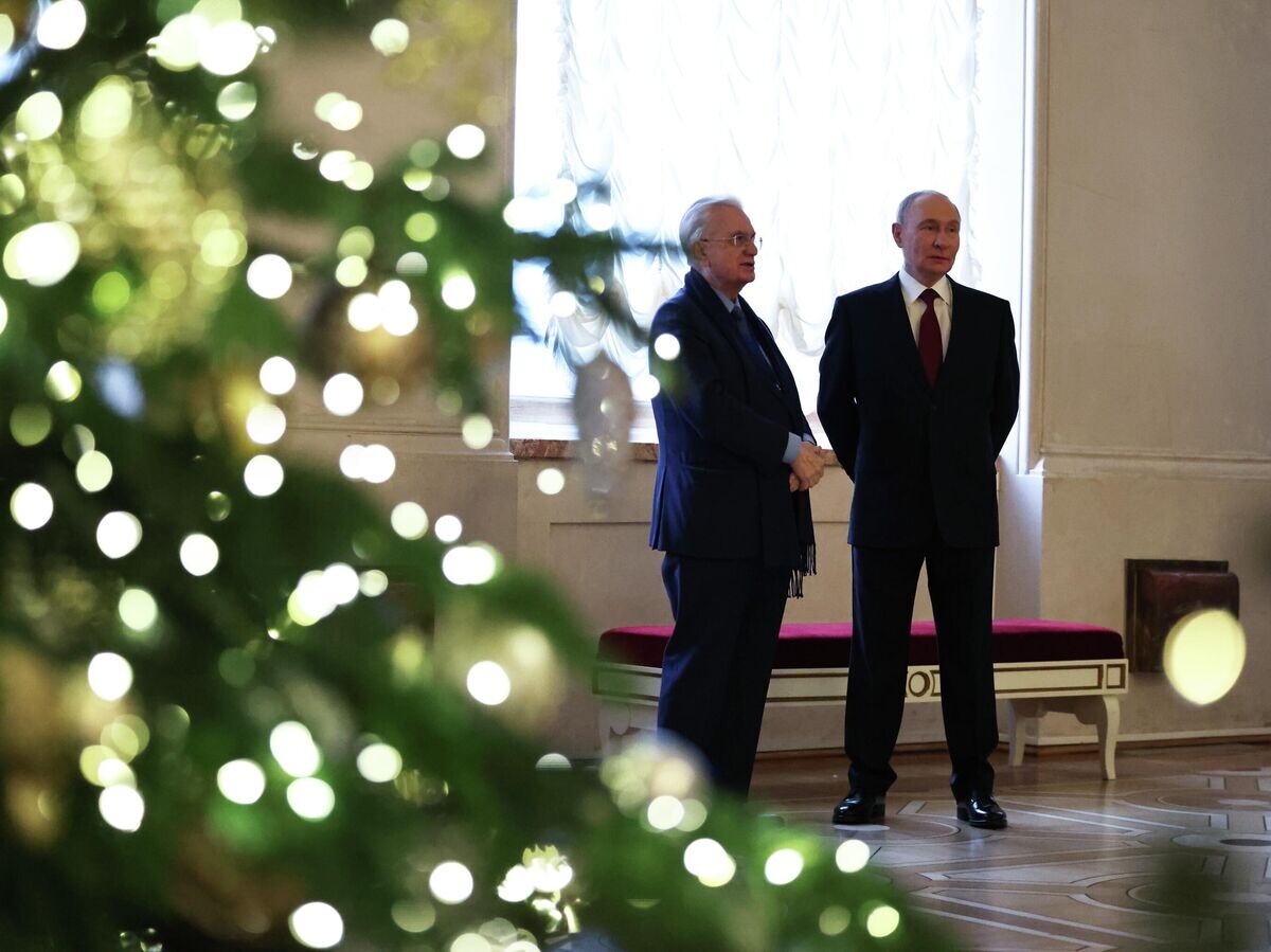    Президент РФ Владимир Путин и генеральный директор Государственного Эрмитажа Михаил Пиотровский перед началом экскурсии в Государственном Эрмитаже в рамках неформального саммита СНГ | © РИА Новости / POOL