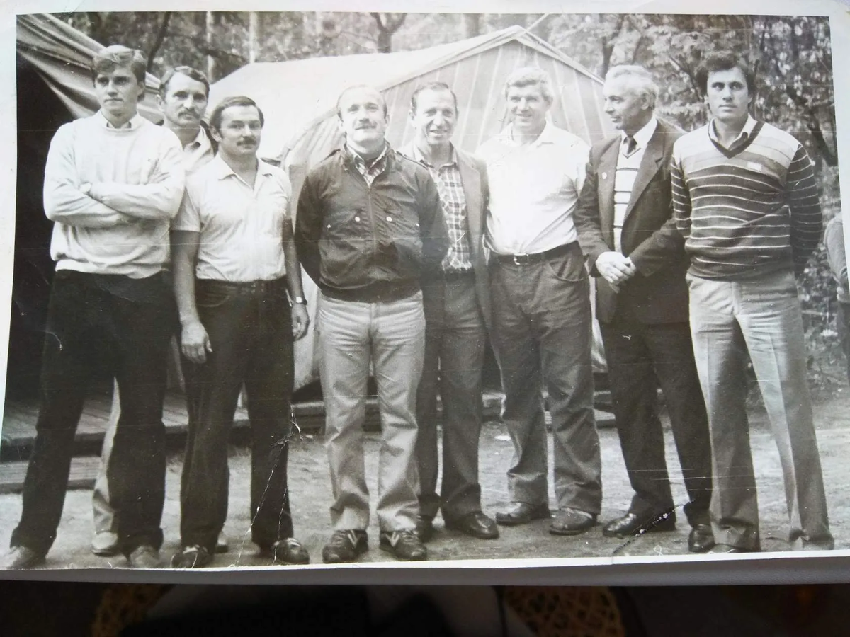 Лето 1986-87 г. Спортлагерь  "Юный Торпедовец" Мячково. В.М. Шустиков , А.С. Аветисян, Б.М. Бурлаков, Н.Н,  Севастьянов, Н.М. Ульянов. Снимок и пояснение к нему предоставил Герман Володин. Благодарю! - А.К.