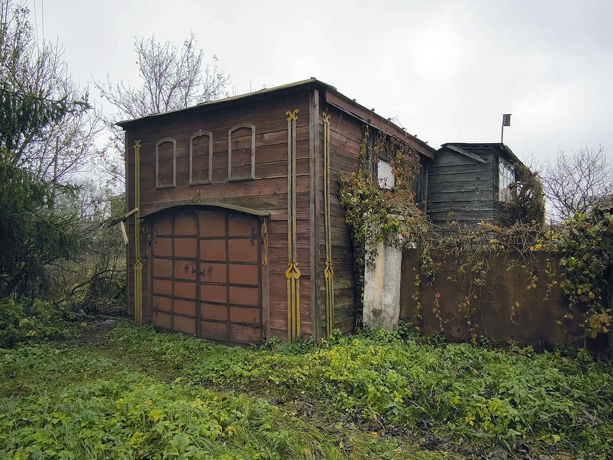 Деревянный сарай, который владельцы старого дома украсили декоративными элементами