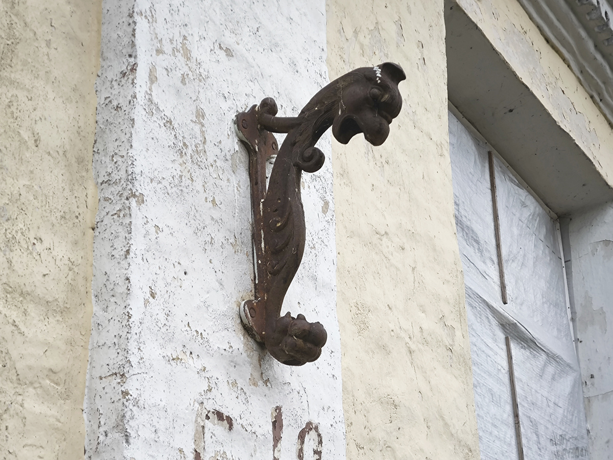 Старинный декоративный металлический флагшток на стене дома. Больше таких элементов в Торопце я не нашёл