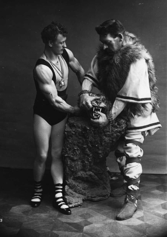 Во время гастролей в Сан-Франциско в 1894 году Сандов боролся со львом