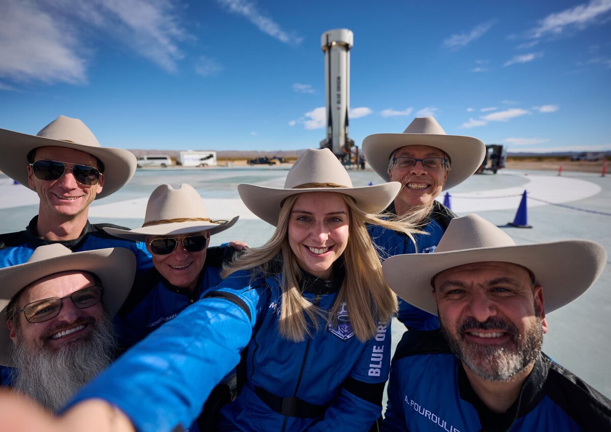 Экипаж NS-37, слева направо: Джои Хайд, Джейсон Стэнселл, Ханс Кенигсманн, Михаэла Бентхаус, Нил Милч, Адонис Пурулис. 