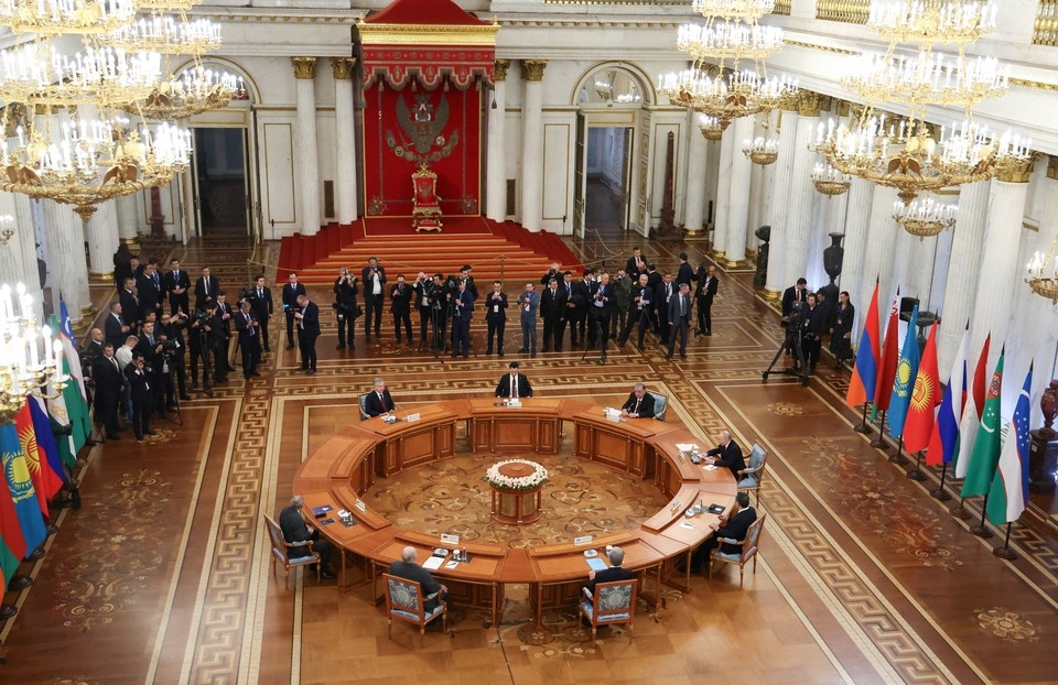    В политике России есть хорошая традиция: каждый год, перед самым Новым годом, главы стран СНГ собираются в нашей северной столице REUTERS