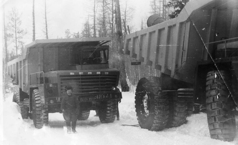 Фото автора. 80 годы двадцатого века. БелАЗ на зимнике Усть-Кут – Мирный.