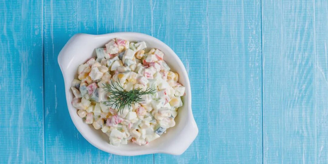 Добавьте хруста — салат из крабовых палочек по новым правилам