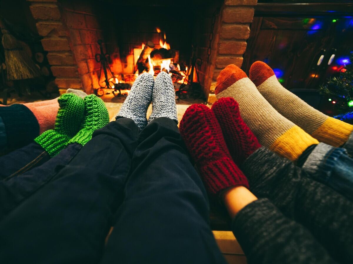    Семья в теплых носках | © iStock.com / DisobeyArt