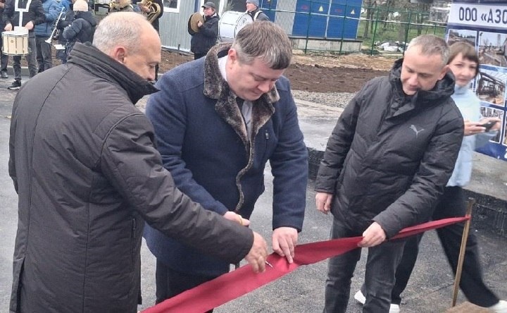 Дмитрий Устименко (в центре) перерезает красную ленточку на запуске котельной. Фото ruffnews.ru