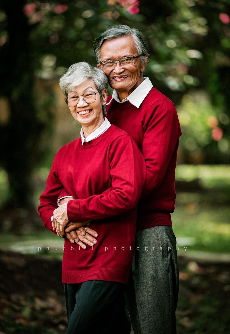 Пара в возрасте.