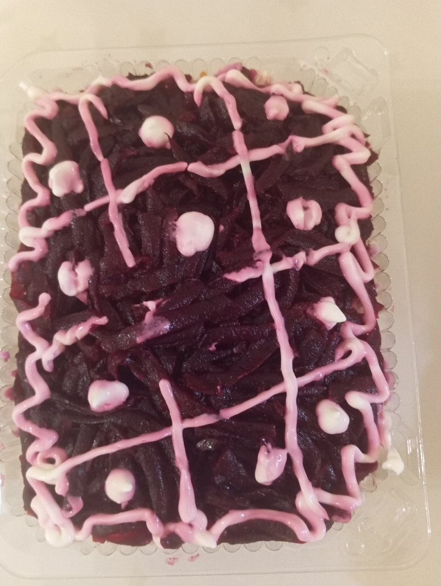 Салат: сельдь под шубой, очень вкусный и свежий салат, принесённый мне старшим внуком.