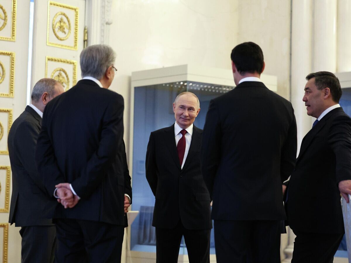    Президент РФ Владимир Путин и лидеры стран СНГ перед началом экскурсии в Государственном Эрмитаже в рамках неформального саммита СНГ в Санкт-Петербурге | © РИА Новости / POOL