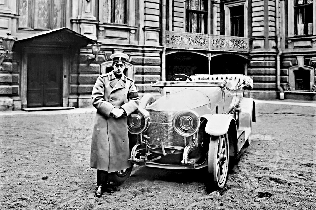    Во дворе Сергиевского дворца (рядом с автомобилем Metallurgique). 1912 год.