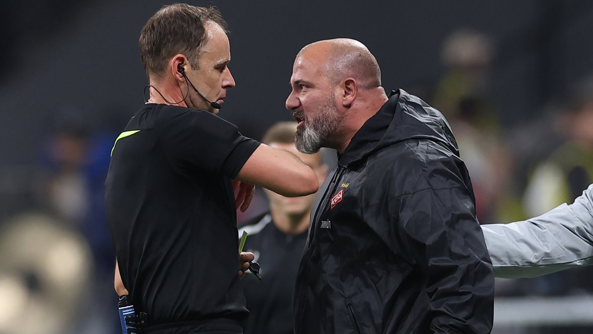    Деян Станкович (справа) и судья Виталий Мешков.Александр Федоров