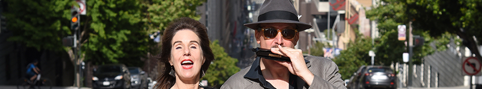 Попытался сделать картинку интерактивной, в смысле графической ссылкой на страницу песенки на бандкампе, но не вышло, инструментов к этому не нашел. 