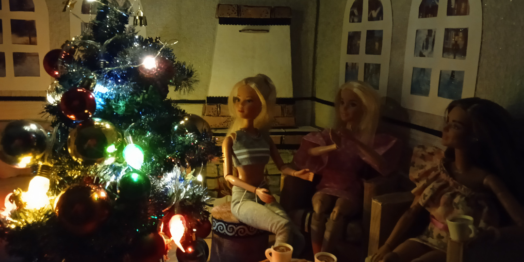 И только близкие подруги всегда рядом! Всегда придут на помощь! Украшаем ёлку!