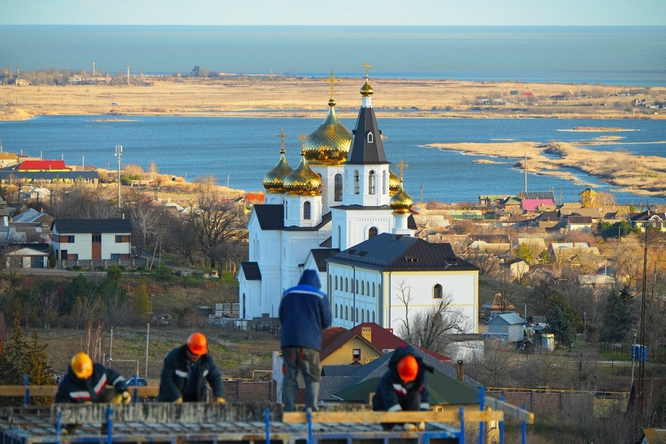    Собор Архистратига Михаила в Мариуполе и ремонтные работы на одном из многоквартирных домов Александр ИВАНОВ