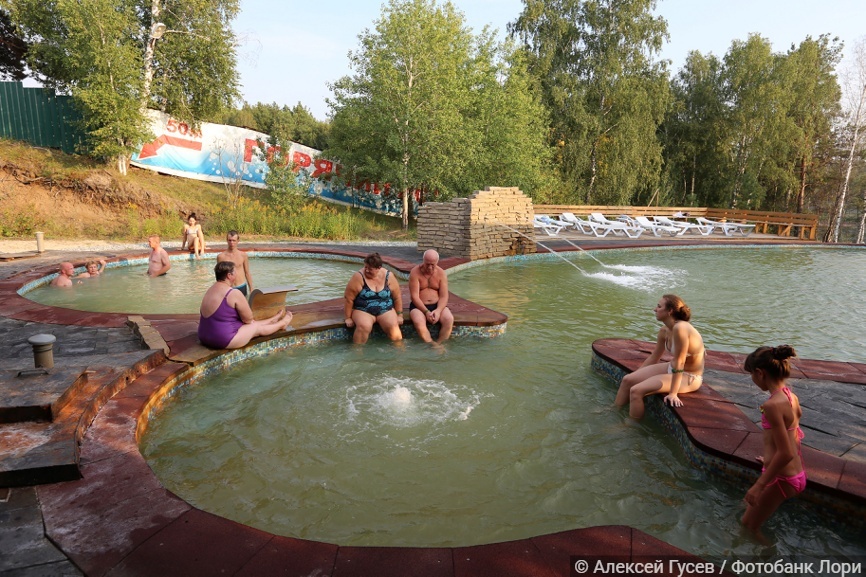 Люди в бассейне с горячей термальной водой загородного клуба "Аван" 