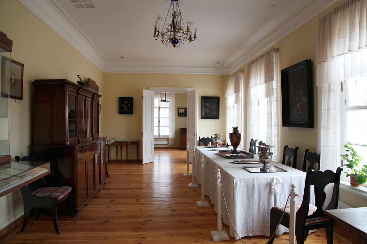Столовая в господском доме усадьбы Тригорское. (©) Музей-усадьба «Тригорское»