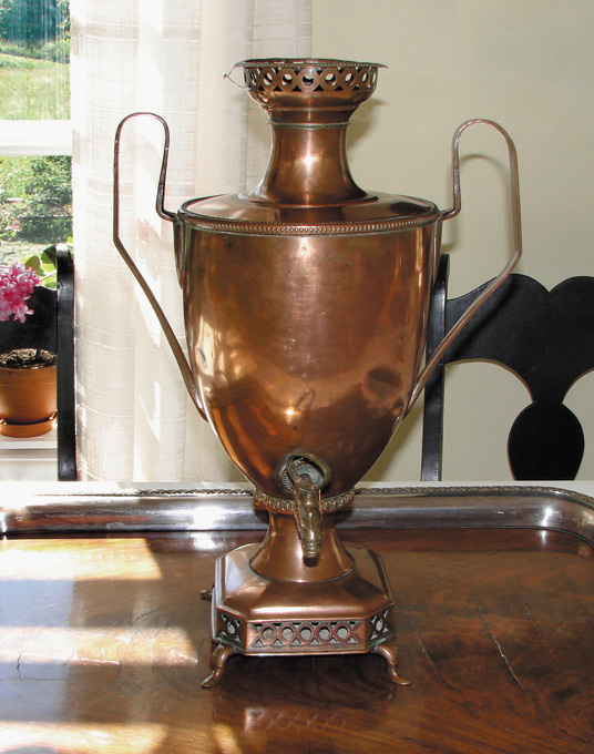 Самовар из Тригорского, сделан в России в первой трети ХIХ века. Томпаковая медь. (©) Музей-усадьба «Тригорское», Пушкинский Заповедник