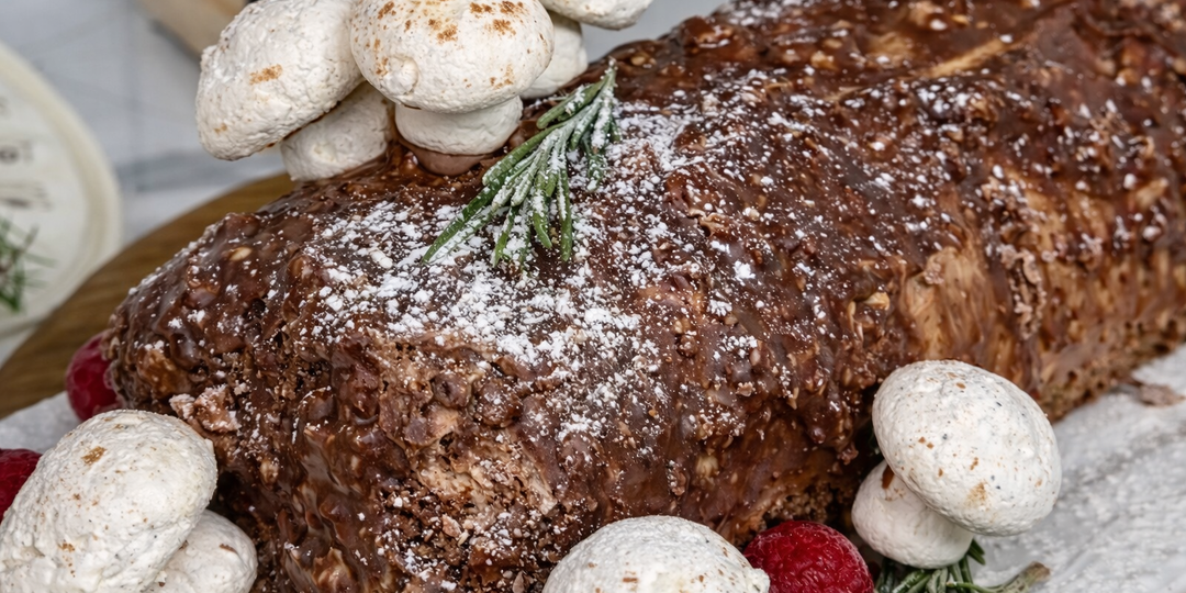 Этот рулет выглядит как из кондитерской, а готовится дома: рождественское полено (подробный рецепт)