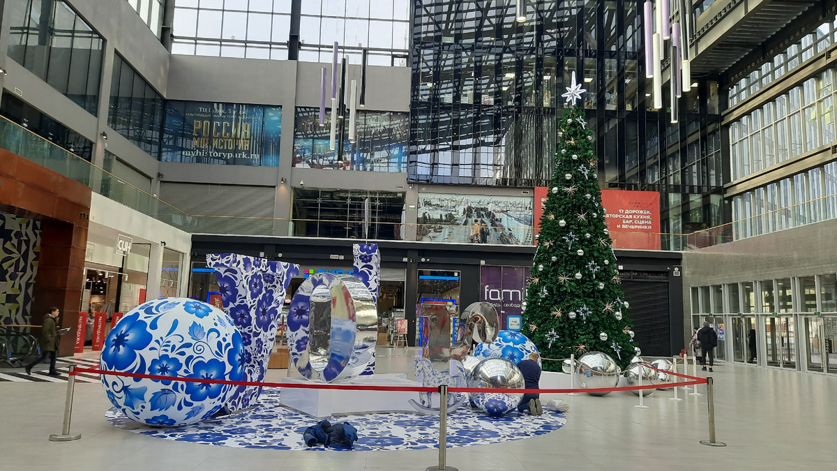 Снимала в момент установки букв и шаров в другой день. Фото автора.