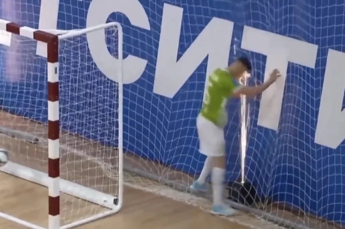    Футболист чуть не лишился глаза из-за «холодного фейерверка» во время матча