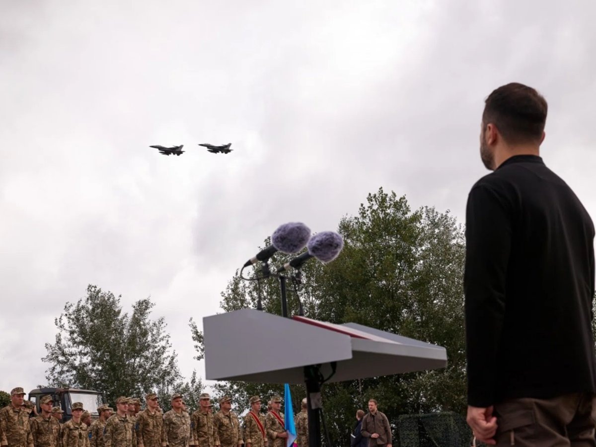     Зеленский тратит на содержание украинской армии около 18% ВВП страны, пишет Sohu