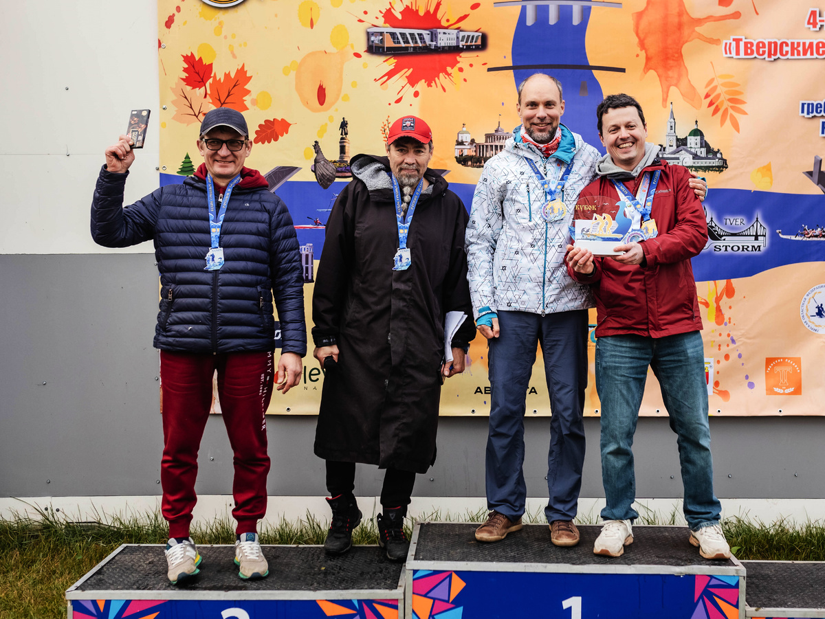 Слева направо: Михаил Воронцов, Павел Дьяконов, Станислав Фридкин и Сергей Шеметов на награждении по итогам Кубка гребных марафонов (Дмитрий Быстров и Татьяна Наконечная аккуратно скрылись от фотографа)