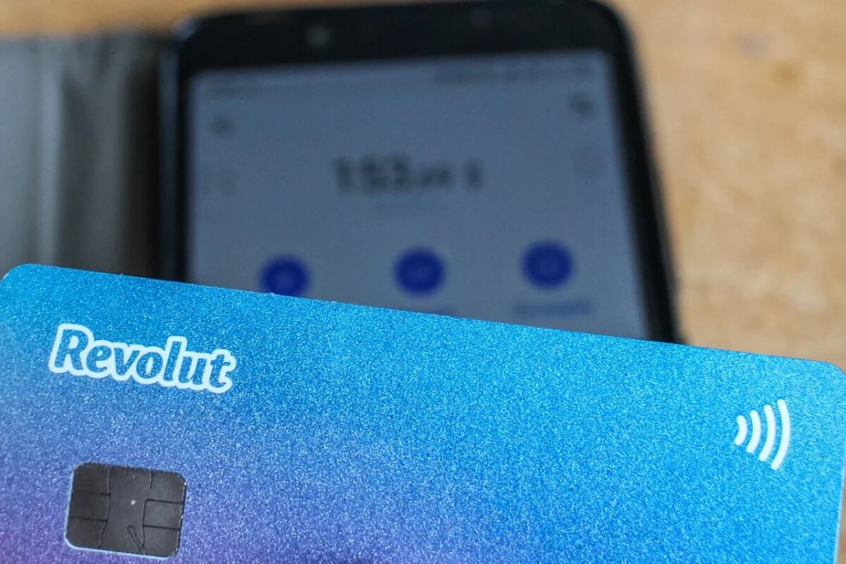    Forbes: британский банк Revolut начал закрывать счета граждан Украины