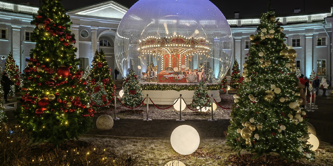 Новая большая новогодняя фото-зона открылась в саду НИИ им. Склифосовского в Москве