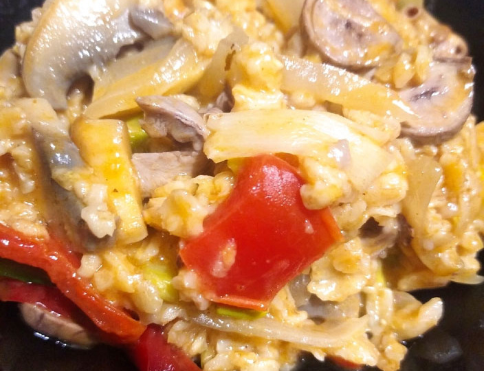 Каша овсяная с овощным салатом и куриными сердечками