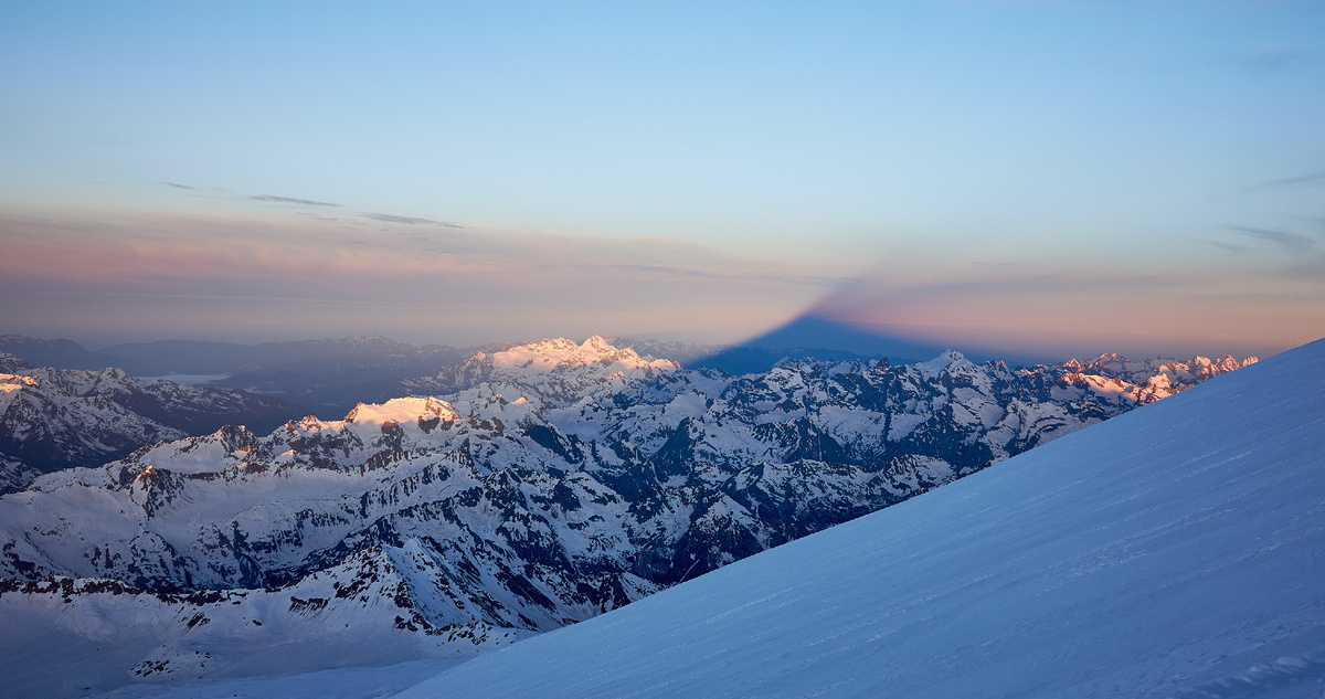 Та самая тень от Эльбруса на высоте 5 100 метров.